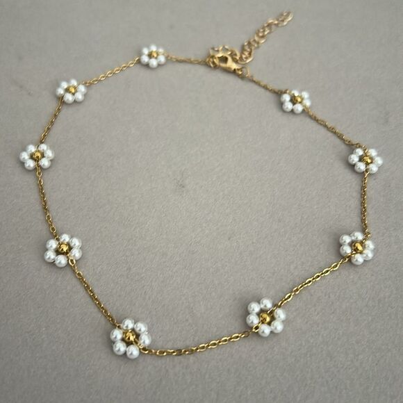 Gold and White Floral Necklace A1307 - Picture 4 of 4